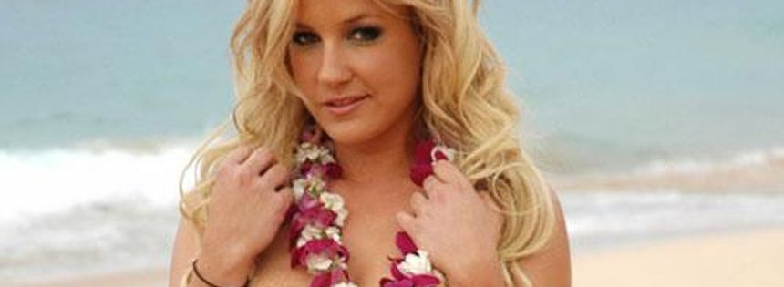 Lia pointe le bout de ses tétons